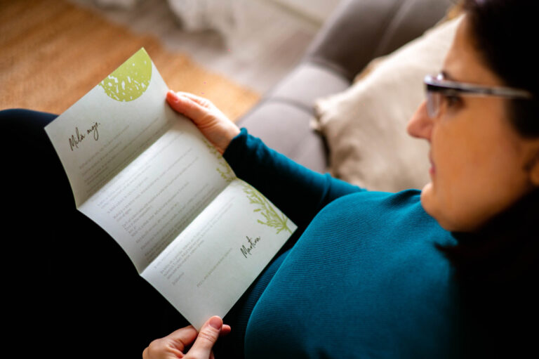 Martina Jurčová si čte dopis, který napsala